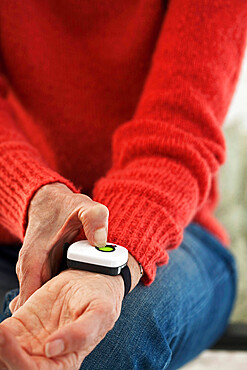 Emergency call services allow seniors living alone to alert a call center, thanks to a call button connected to the telephone