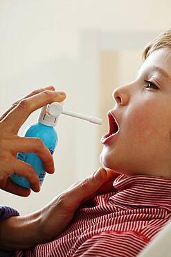 Child using spray in mouth