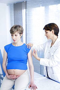 Pregnant woman vaccination.