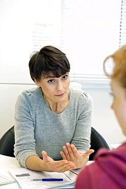 Woman in consultation, dialogue