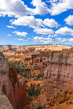 Scenic view of hoodoos and rock formations from Queens Garden Trail near Sunrise Point, Bryce Canyon National Park, Utah, USA