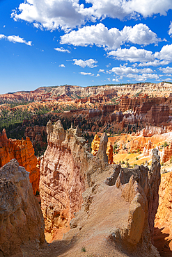 Scenic view of hoodoos and rock formations from Queens Garden Trail near Sunrise Point, Bryce Canyon National Park, Utah, USA