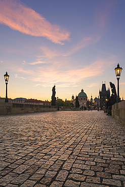 Charles Bridge at sunrise, UNESCO World Heritage Site, Prague, Bohemia, Czech Republic (Czechia), Europe