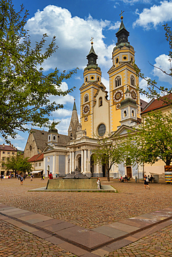 Cathedral Square and Baroque Cathedral, Brixen, Sudtirol (South Tyrol) (Province of Bolzano), Italy, Europe