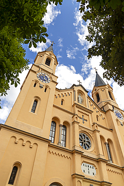 Facade of the Church of the Assumption of Mary, Bruneck, Sudtirol (South Tyrol) (Province of Bolzano), Italy, Europe