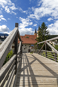 Wooden bridge over the Rienz River, Bruneck, Sudtirol (South Tyrol) (Province of Bolzano), Italy, Europe