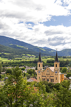 View to the Church of the Assumption of Mary, Bruneck, Sudtirol (South Tyrol) (Province of Bolzano), Italy, Europe