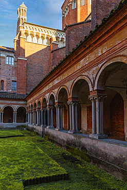 Cloister of Saint Andrew Gothic Church, century XIII, Vercelli, Piedmont, Italy, Europe