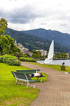 Tourists on the lakeside in Stresa. Stresa, Lake Maggiore, Verbano Cusio Ossola discrict, Piedmont, Italy, Europe