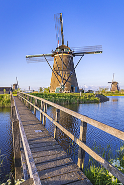 Europe, Netherlands, South Holland, Kinderdijk. The Kinderdjik Windmills, a UNESCO World Heritage Site.