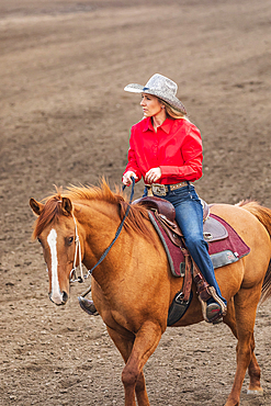 USA, Washington State, Whitman County. Palouse. Palouse Empire State Fair. Colfax. September 9, 2021. Woman on a horse at a rodeo.