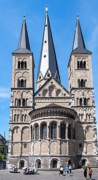 View of the Bonn Minster (Bonner Munster), a Catholic church, one of the oldest built between 11th and 13th centuries, Bonn, Germany, Europe