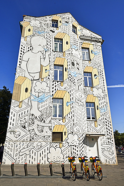 Mural painting by the Italian artist Millo, on the building opposite Hales Market, Pylimo Street 56, Vilnius, Lithuania, Europe