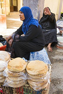 Bread on the market at Daraw, Egypt, North Africa, Africa