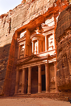 Al-Khasneh (The Treasury) seen from the Siq, the historic and archaeological Nabataean city of Petra, UNESCO World Heritage Site, Jordan, Middle East