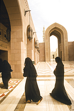 Women at Sultan Qaboos Grand Mosque, Muscat, Sultanate of Oman, Arabian Peninsula