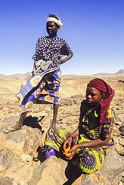 jeunes filles nomades de l'Aïr,Niger,Afrique de l'Ouest//nomadic young girl in rocky vastness of Aïr,Niger,Western Africa