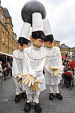 Tozzabancone et Fittifitti, live giant puppets show by the Degli Sbuffi compagny, from an idea by Aldo de Martino et Violetta Ercolano, Festival Mondial des Theatres de Marionnettes (world festival of puppets show), Place Ducale,Charleville-Mezieres,Arden