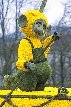 Procession of floral floats during the 'Fete des Jonquilles' (Daffodil's festival), Gerardmer, Vosges department, Lorraine region, France, Europe