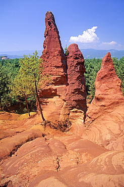 Former ochre quarry surrounding Roussillon, one of The most beautiful villages of France, Luberon Massif, Vaucluse department, Provence-Alpes-Cote d'Azur region, southeastern France, Europe