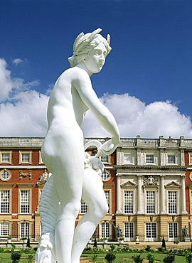 Statue in the Privy Garden, Hampton Court Palace, Greater London, England, United Kingdom, Europe