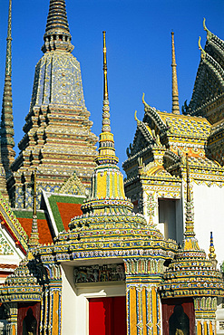 Ceramic decoration on spires and roof of the temple of Wat Pho in Bangkok, Thailand, Asia *** Local Caption ***