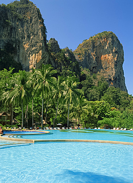 Pool at the Dusit Rayavadee Hotel with limestone rock formation behind, Krabi, Thailand, Southeast Asia, Asia