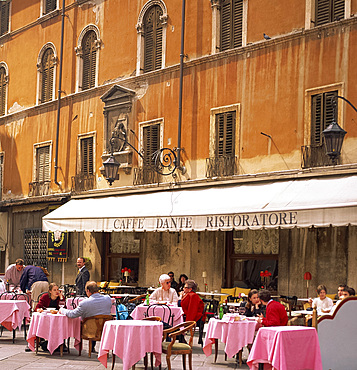 Pavement cafe on the Piazza dei Signori in the town of Verona, Veneto, Italy, Europe