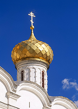 Close-up of golden onion dome of the Trinity Cathedral in the Ipatiev Monastery, in Kostroma, the Golden Ring, Russia *** Local Caption ***