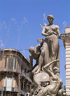 The Aretusa fountain, Syracuse, Sicily, Italy, Europe