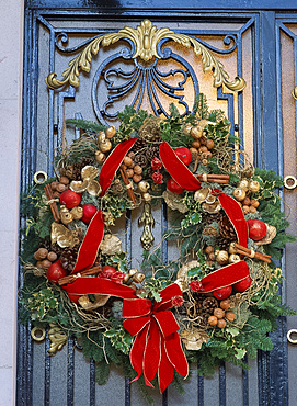 Christmas wreath on door, Brook Street, London, England, United Kingdom, Europe