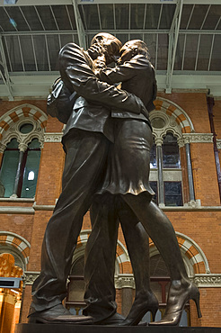 The Meeting Place statue, 9m high bronze statue of a couple locked in an intimate pose by the world renowned sculptor Paul Day, St. Pancras station, London, England, United Kingdom, Europe