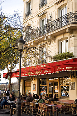 People sitting outside a Brasserie on the Ile St. Louis, Paris, France, Europe