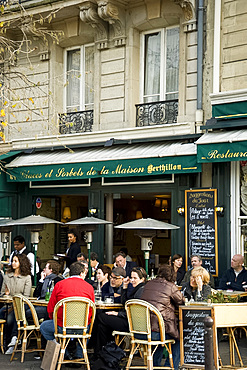 People sitting outside a cafe on the Ile St. Louis, Paris, France, Europe