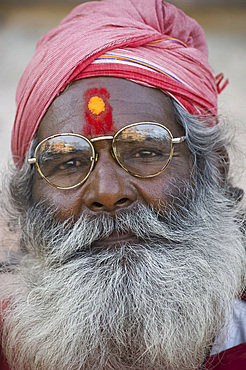 A holy man in a turban and long beard in Jaipur, Rajasthan, India, Asia