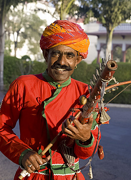 A man playing a musical instrument in Jaipur, Rajasthan, India, Asia