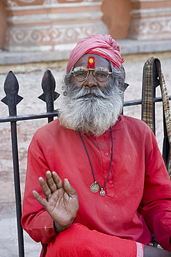 A holy man in a turban and long beard in Jaipur, Rajasthan, India, Asia