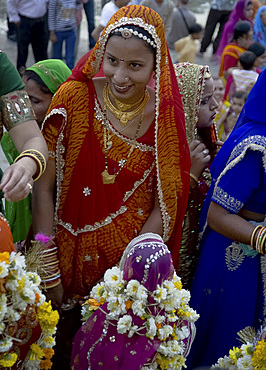 A woman dressed in a colourful sari at the Mewar Festival on Lake Pichola, Udaipur, Rajasthan, India, Asia