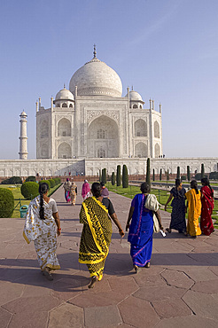 Women in brightly coloured saris at the Taj Mahal, UNESCO World Heritage Site, Agra, Uttar Pradesh, India, Asia