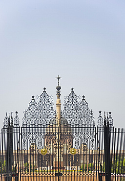 Iron Gates designed by Edwin Lutyens in front of Rashtrapati Bhavan, the President of India's official residence, New Delhi, India, Asia