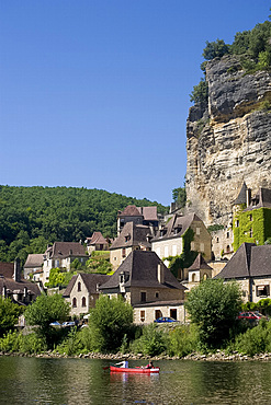 People in canoes on the Dordogne River near La Roque-Gageac, Dordogne, France, Europe