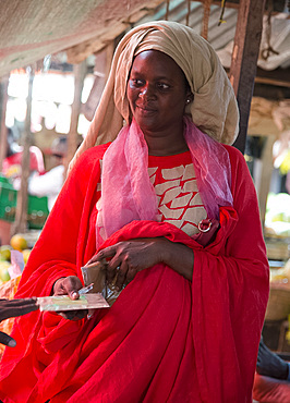 A colourfully dressed woman in the market in Stone Town, Zanzibar, Tanzania, East Africa, Africa