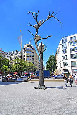 Giuseppe Penone's sculpture, Idee di Pietra – 1532 kg di luce (Ideas of Stone – 1532 kg of light), stands in front of the Bourse de Commerce in Paris. This bronze tree sculpture, weighing 1532 kg, is a key piece in the 'Arte Povera' movement