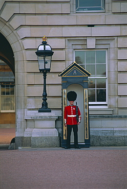 Guard and sentry box, Buckingham Palace, London, England, UK, Europe