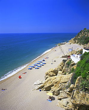 Typical Costa Brava beach near Calella, Costa Brava, Catalunya (Catalonia) (Cataluna), Spain, Europe