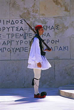 Evzones (ceremonial guard), Parliament Building, Syntagma Square, Athens, Greece, Europe