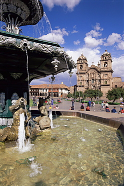 Fountain and the Christian cathedral beyond, Cuzco Ciity (Cusco), UNESCO World Heritage Site, Peru, South America