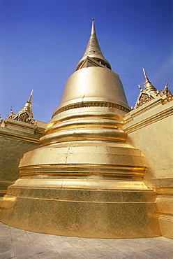 Golden stupa, Temple of the Emerald Buddha (Wat Phra Kaew) in the Grand Palace, Bangkok, Thailand, Southeast Asia, Asia