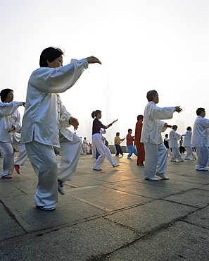 Early morning t'ai chi exercises in Huangpu Park on the Bund, Shanghai, China, Asia