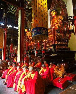 Buddhist monks worshipping in the Grand Hall, Jade Buddha Temple (Yufo Si), Shanghai, China, Asia